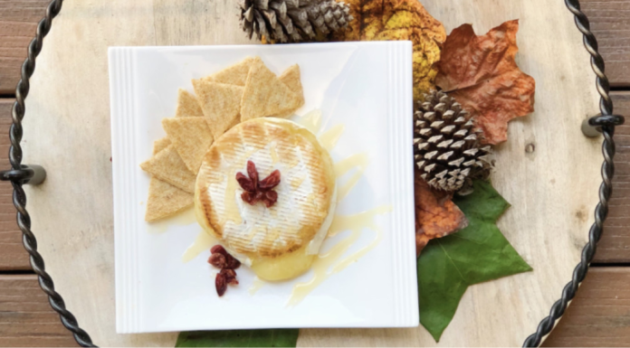 Image: A baked brie wheel with crackers
