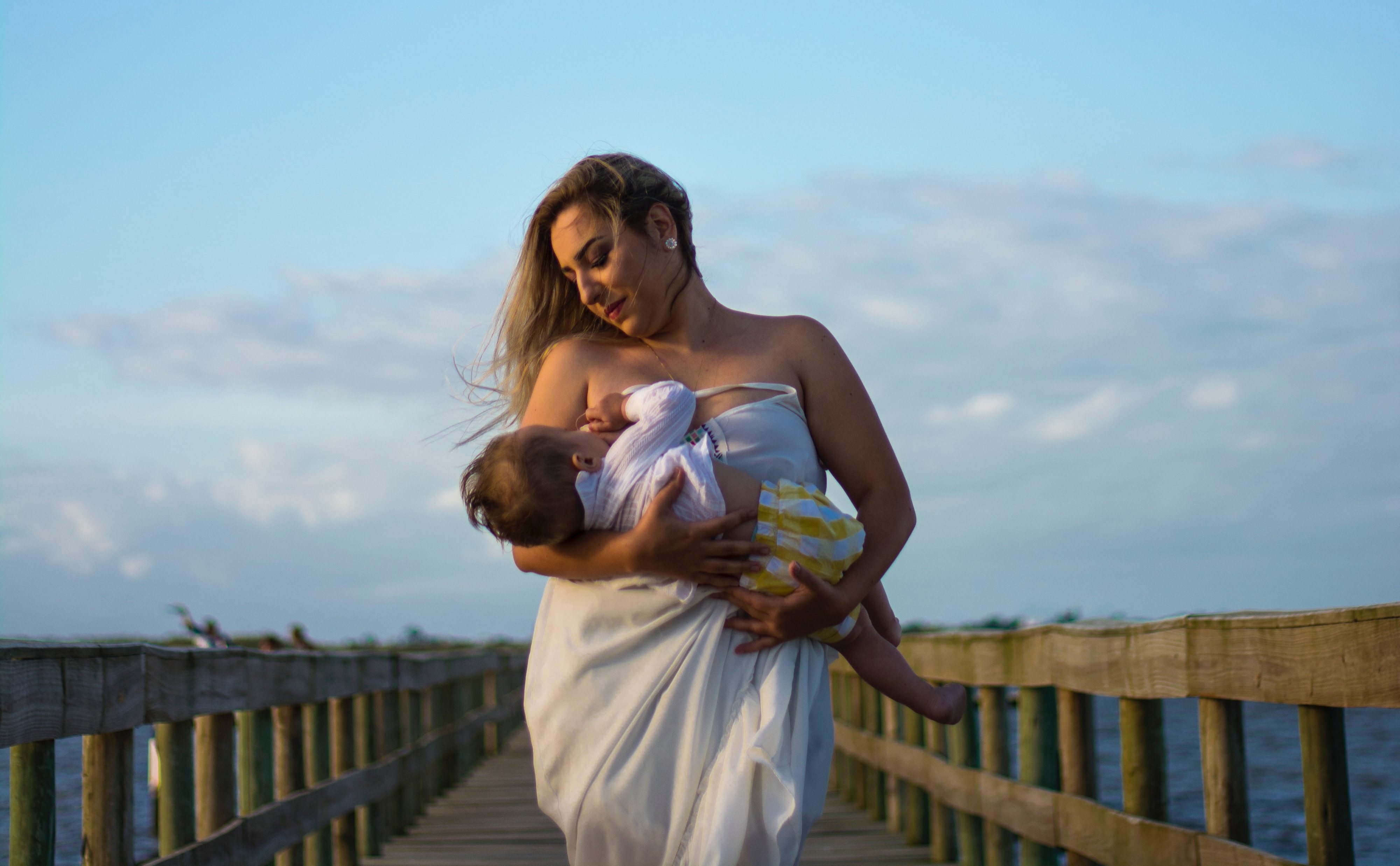 Desarrollo del cerebro: Estrategias para estimular los sentidos del bebé durante la lactancia materna Marielena Aguilar Contributor Miami Moms Blog