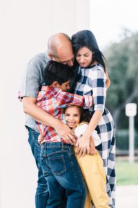 Family Portrait Hugging Maternidad Emprendimiento Sobre los límites entre la maternidad y el emprendimiento