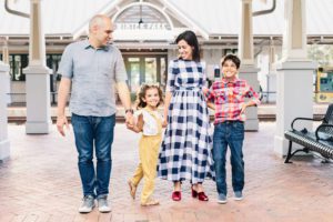 Family Posing Maternidad Emprendimiento Sobre los límites entre la maternidad y el emprendimiento Macy Calder Contributor Miami Moms Blog