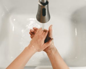 Los 7 errores más comunes del lavado de manos que pueden costar la vida de nuestros seres amados Marielena Aguilar Contributor Miami Moms Blog