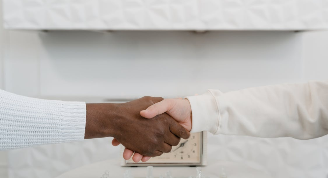 Two people shaking hands (Disagreement Is an Opportunity for Connection--Agree or Disagree? Holly Farver Contributor Miami Mom Collective)