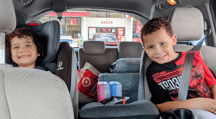Image: Two kids in their car seats ready for a family road trip (Holiday Travel: 3 Ways to Balance Structure & Spontaneity | Dr. Bob Lynda Lantz Editor Miami Mom Collective)