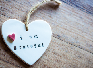 A ceramic heart ornament that reads, "I am grateful"