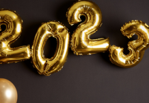 2023 in gold balloons