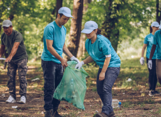 Image: Volunteers clean up trash